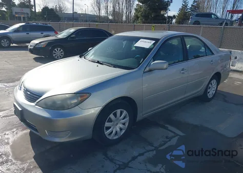 2005 Toyota Camry Le z USA, uszkodzony, nr VIN 4T1BE32K45U561789